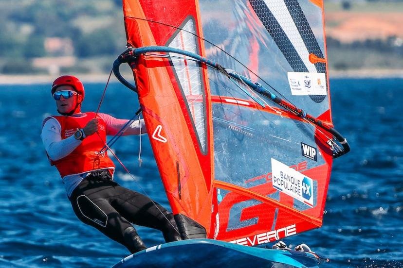 Troisième au terme des qualifications en planche iQfoil, Louis Pignolet espère accrocher le podium vendredi sur le plan d'eau varois. (© sailing energy / semaine olympique française)