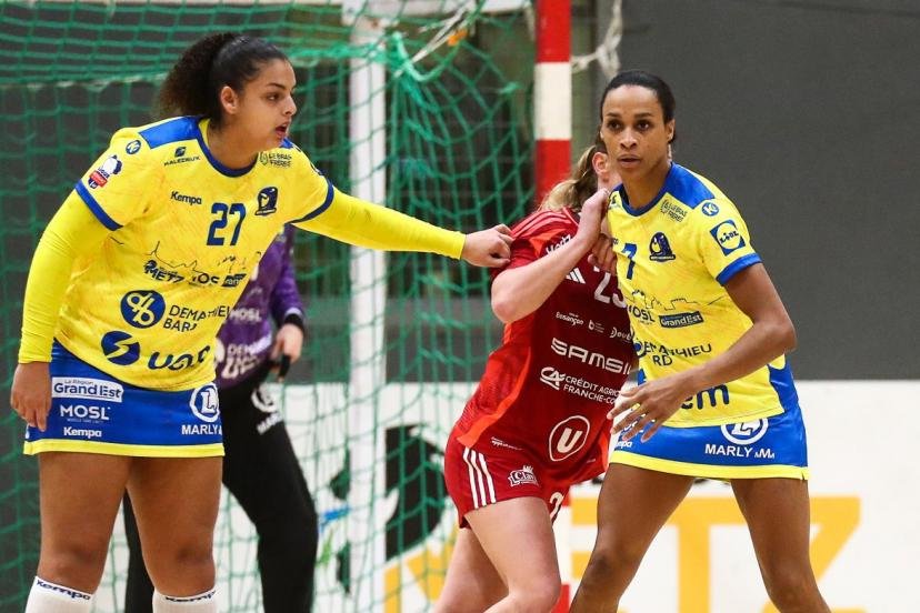Sarah Bouktit et Allison Pineau : la charnière défensive de Metz. (Kevin Domas/Icon Sport)