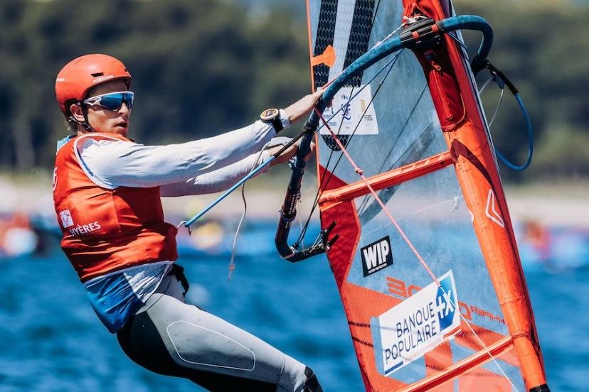 Première médaille internationale en séniors pour le jeune Louis Pignolet (23 ans) en planche iQfoil. (© sailing energy / semaine olympique française)