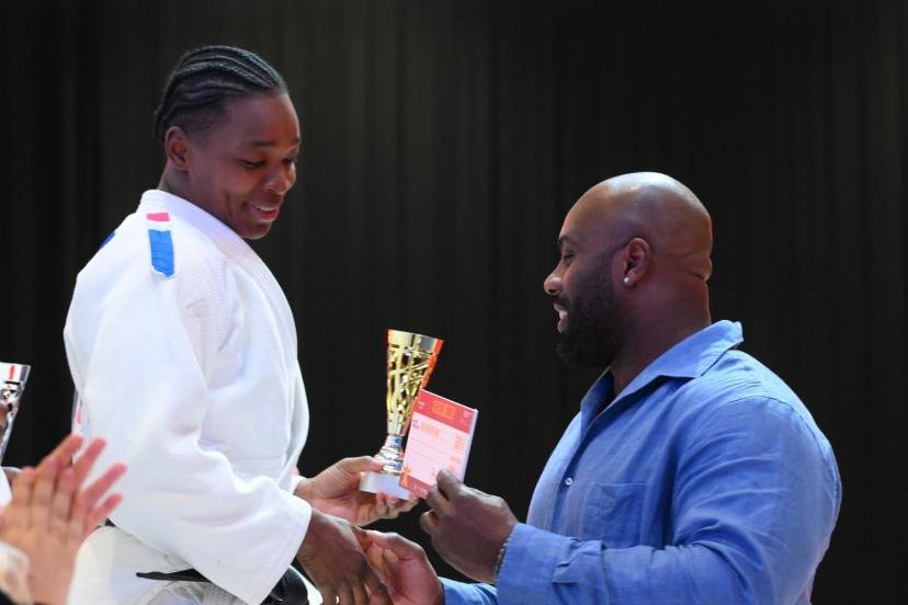 Teddy RIner remet la coupe de la victoire à Audrey Tcheuméo lors de la Riner Cup ce dimanche (A. Mounic/L'Équipe)