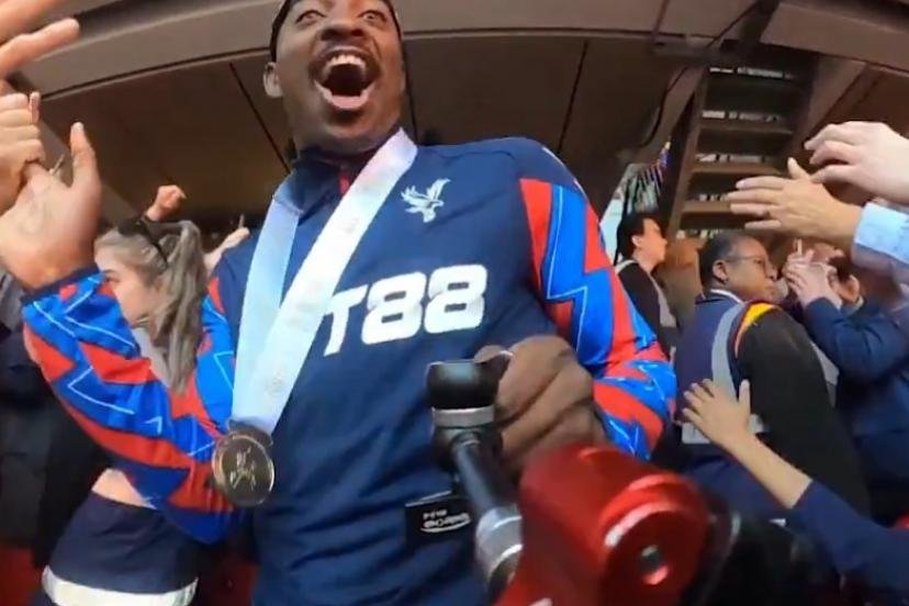 Jean-Philippe Mateta s'est improvisé cameraman lors de la finale de la FA Cup. (Capture/YouTube Crystal Palace FC)