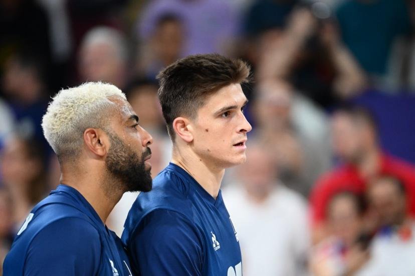 Théo Faure, ici avec Earvin Ngapeth durant les JO 2024, a lancé les Bleus vers un premier succès contre la Tchéquie. (A. Réau /L'Équipe)