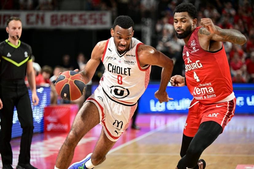 L'ailier de Cholet Aaron Wheeler balle en main face à celui de Bourg, Adrian Nelson, le 17 mai. (Pierre-Yves Royet/PhotoPQR/Le Progrès/MaxPPP)