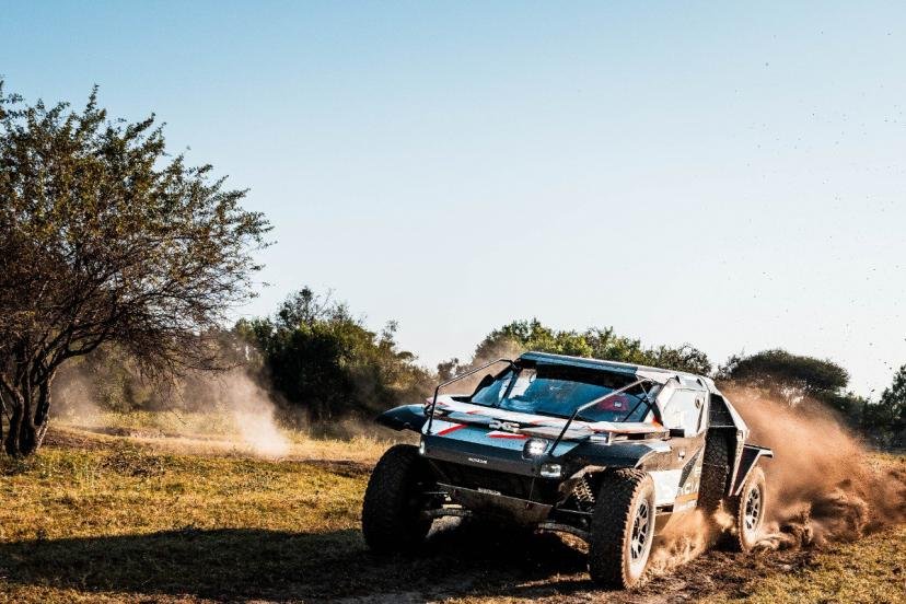 Le Dacia Sandrider avec ses protections particulières pour les pistes sud-africaines. (W2RC)