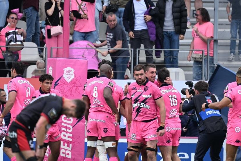 Les Parisiens se congratulent après leur succès in extremis face au LOU, déterminant pour le maintien. (S. Mantey/L'Équipe)