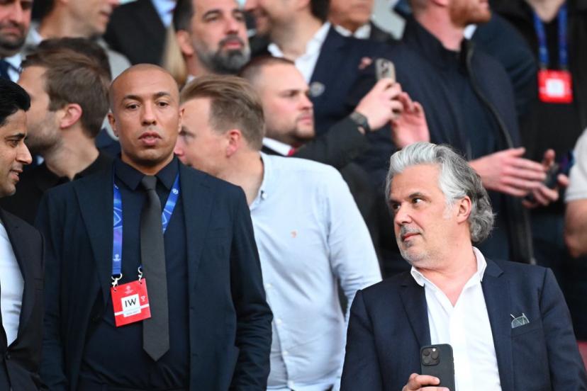 Vincent Labrune, portable à la main, a régulièrement été vu non loin de Nasser al-Khelaïfi sur les matches européens du PSG. (A. Réau/L'Équipe)