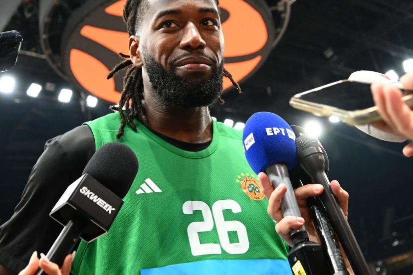 Mathias Lessort jeudi sur le parquet de l'Etihad Arena. (A. Réau/L'Équipe)