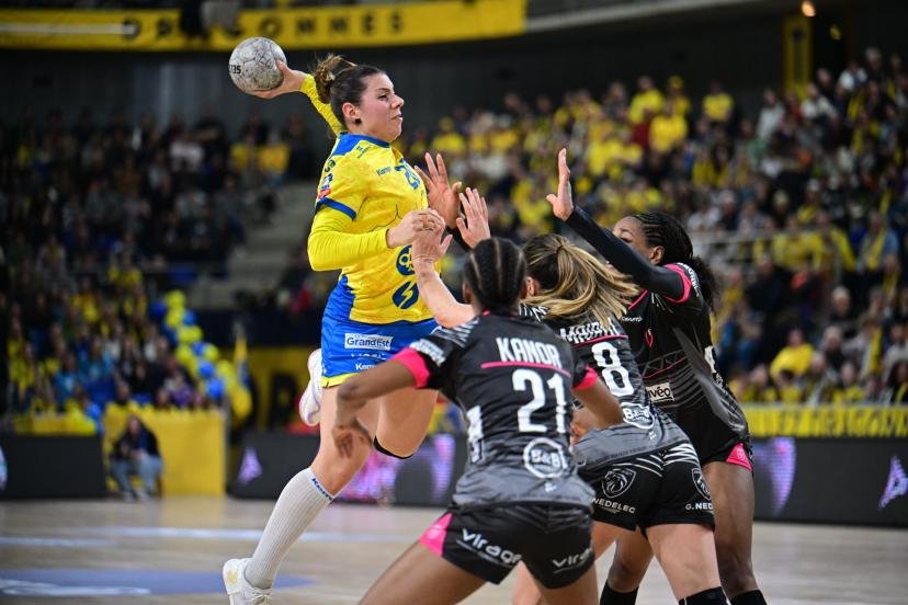 Laura Flippes, devant les Brestoises Laura Kanor, Clarisse Mairot et Pauletta Foppa, lors de la victoire des Messines au match aller (23-22, le 12 février). (Jean-Baptiste Autissier/L'Équipe)