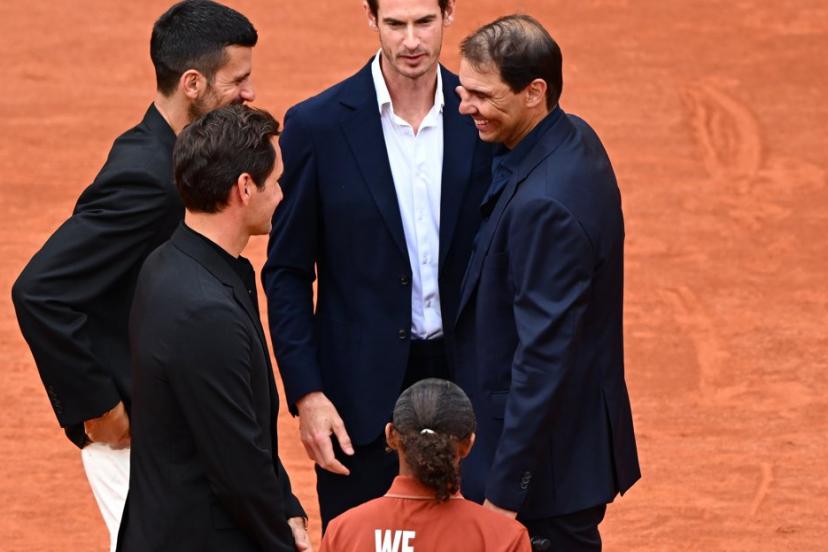 Rafael Nadal explique à Roger Federer et Novak Djokovic le chambrage dont il a été victime par Andy Murray. (P. Lahalle/L'Équipe)