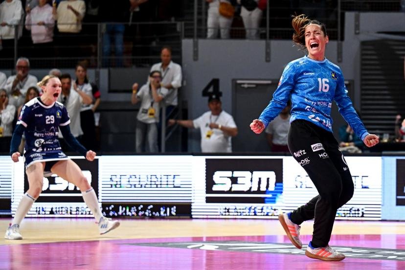 La joie de Cléopatre Darleux et Léna Grandveau (au second plan) à la fin d'un match que les Messines ont gagné au finish, dimanche, chez les Brestoises. (S. Ruhaut/Icon sport)