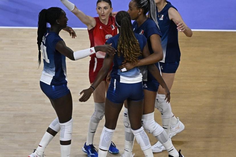 Les Bleues et leur libéro Amandine Giardino (maillot rouge distinctif) entament ce vendredi soir un nouveau cycle. (S. Mantey/L'Équipe)