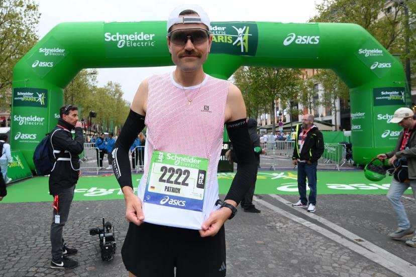 Patrick Schuster, dossard 2222 du Marathon de Paris 2025, abandonnera vers le vingt-cinquième kilomètre. (Alain Mounic/L'Équipe)
