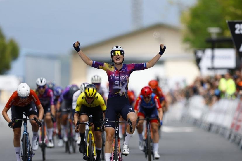 Mischa Bredewold remporte sa 14e victoire en carrière sur la première étape du Tour du Pays basque féminin. (Rafa Gomez / SprintCyclingAgency/Sprintcyclingagency©2025)