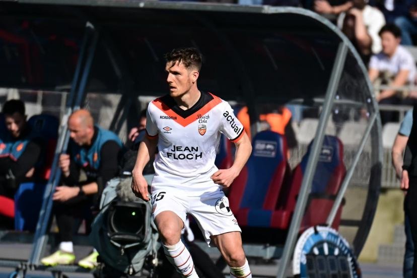 Julien Laporte en action lors de la défaite de Lorient à Paris (2-3), le 8 mars dernier. (J.-B. Autissier/L'Équipe)