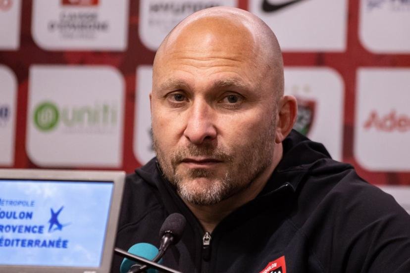 Le coach varois Pierre Mignoni encaisse la défaite de son équipe à Marseille face à Toulouse. (A. Pittore/L'Équipe)