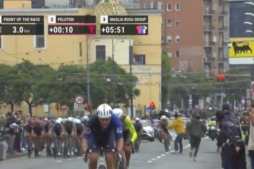 Sur la droite de l'image, derrière les deux hommes de tête, deux manifestants tentent de déstabiliser le peloton. (Capture d'écran /@Giro)