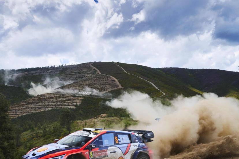 Ott Tänak reste en tête du Rallye du Portugal, devant un trio de Toyota emmené par Sébastien Ogier. (V. Thuillier/Hyundai Motorsport)