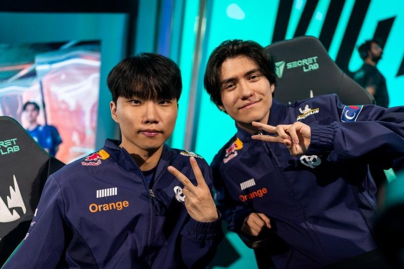 Canna (à gauche) et Yike peuvent sourire : la Karmine Corp jouera les play-offs du LEC. (Michal Konkol/Riot Games)
