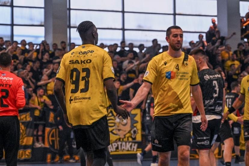 Les joueurs de l'AEK Athènes (ici les Français Yann Genty et Adama Sako ainsi que le Norvégien Mario Matic, de g. à dr.) n'ont pas pu disputer leur finale retour de Coupe européenne (C3) dimanche. (Eurokinissi)