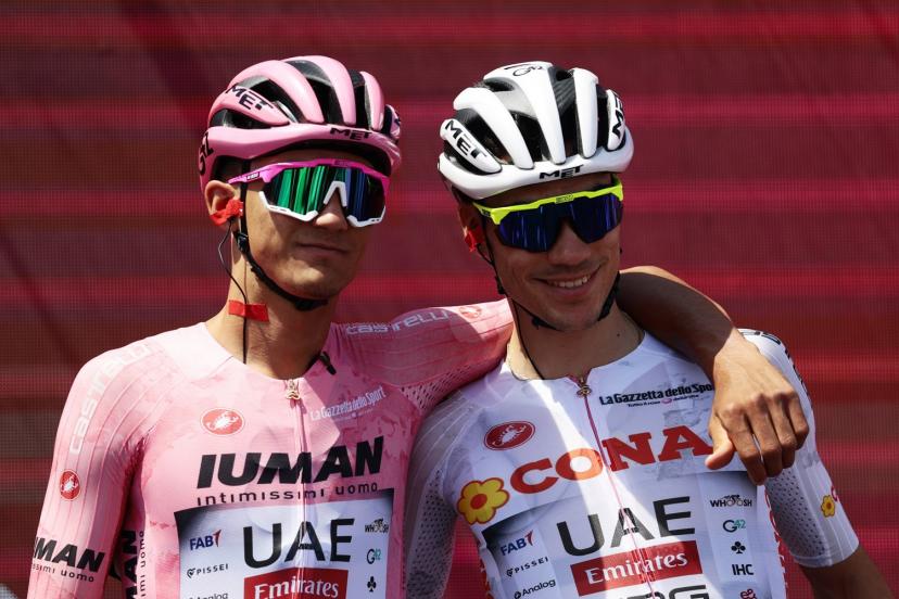 Isaac Del Toro, en tête du Giro avant la dernière semaine, et son leader Juan Ayuso. (L. Bettini/Sprint Cycling Agency/Presse Sports)