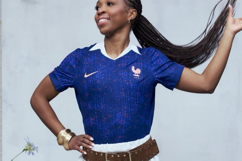Grace Geyoro avec le maillot domicile. (Capture d'écran @equipedefranceF)