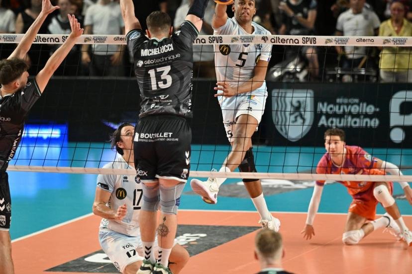Les Poitevins (de dos) se sont inclinés lors de la finale aller à domicile face aux Tourangeaux. (L. Hahn/L'Équipe)