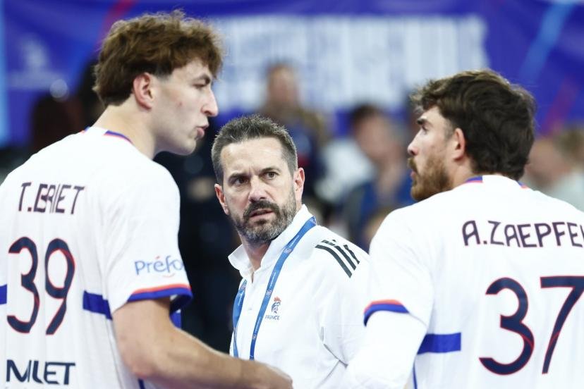 Le chemin du sélectionneur Guillaume Gille et des Bleus (Thibaud Briet à gauche et Aymeric Zaepfel à droite) s'annonce très difficile pour défendre leur titre au prochain Euro. (E. Garnier/L'Équipe)