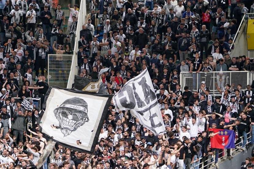 Le parcage de supporters angevins à Nantes, dimanche (X /Angers SCO)