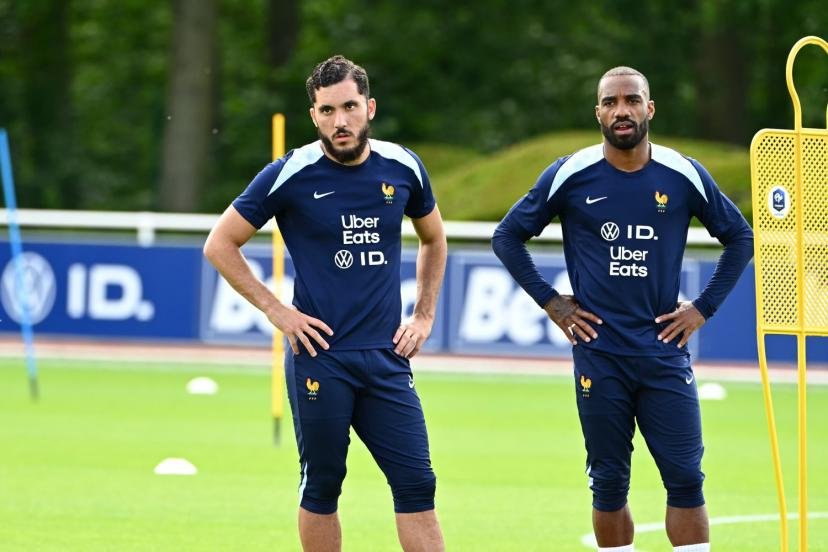 Rayan Cherki et Alexandre Lacazette sont vice-champions Olympiques 2024, à Paris. (P.Lahalle/L'Équipe)