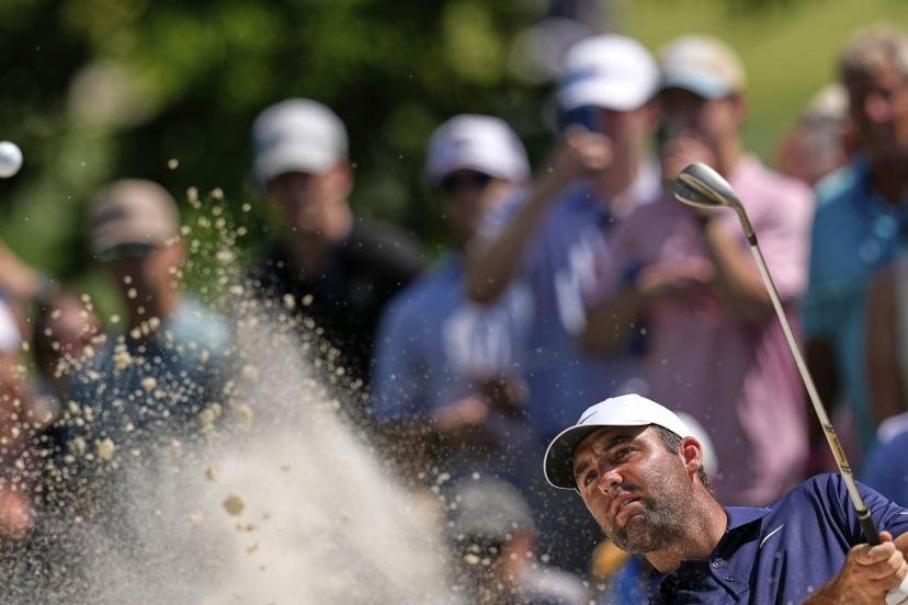 Une sortie de bunker de Scottie Scheffler dimanche lors du dernier tour du PGA Championship. (David J. Phillip / AP)