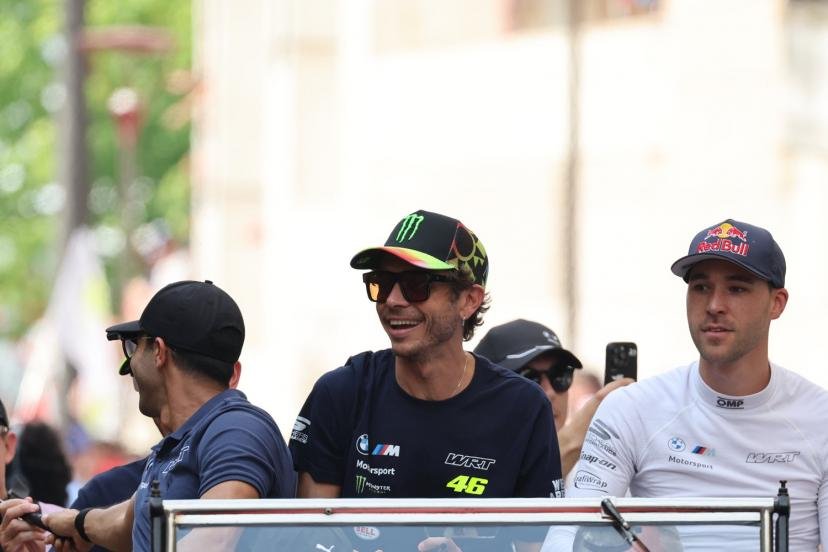 Valentino Rossi a été l'un des plus acclamés cet après-midi dans les rues du Mans. (S. Boué/L'Équipe)