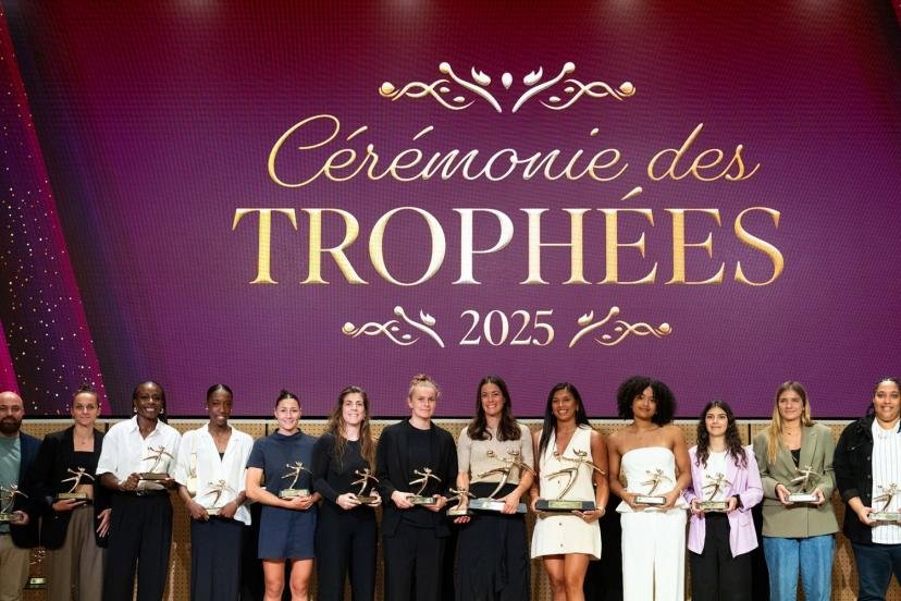 Les lauréates des trophées de la Ligue féminine de handball autour de Cléopatre Darleux, ce vendredi à la Maison du Handball de Créteil. (Exuleo/LFH)