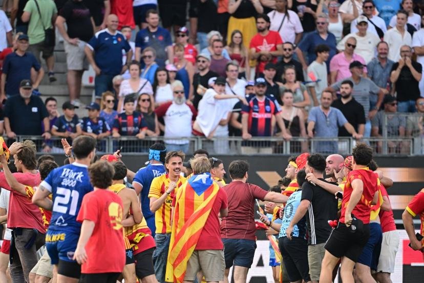 La joie des supporters de Perpignan, ce samedi après le succès à Grenoble en barrages Top 14 / Pro D2. (J.-B. Autissier/L'Équipe)