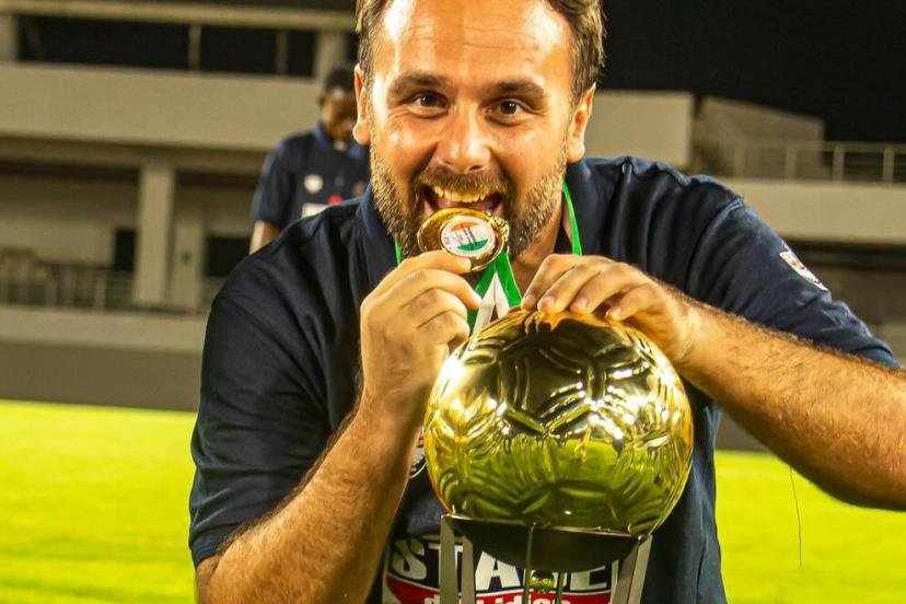 Alexandre Lafitte pose avec le trophée de la Ligue 1 ivoirienne. (Facebook/Stade d'Abidjan officiel)