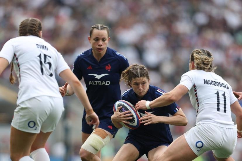 Morgane Bourgeois (ballon en mains) et les Françaises tenteront en 2026 de briser l'hégémonie anglaise. (C. Wilson/L'Équipe)