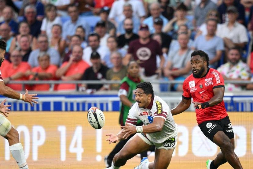 Dans tous les bons coups, Yoram Moefana, qui sert ici son arrière Romain Buros, a été étincelant samedi soir. (A. Mounic/L'Équipe)
