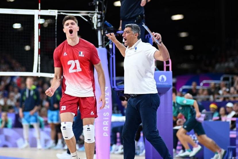 Théo Faure et le sélectionneur des Bleus Andrea Giani, ici aux JO de Paris. (A. Réau/L'Équipe)