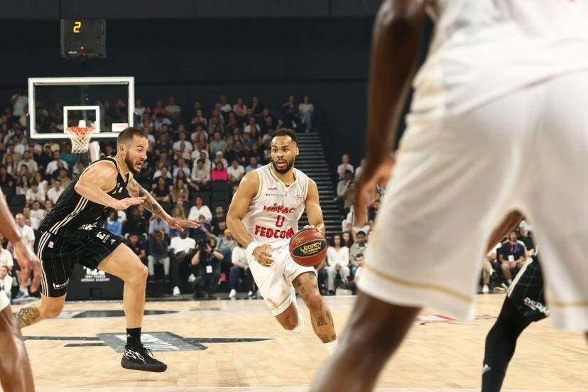 Monaco et Elie Okobo (ballon en main) ont pris le dessus face à l'Asvel de Joffrey Lauvergne ce dimanche. (A. Martin/L'Équipe)