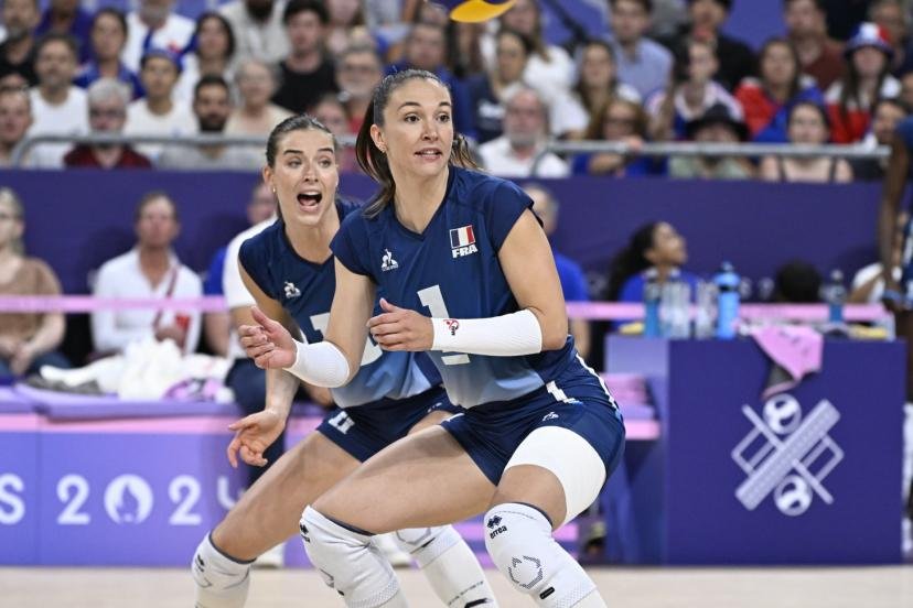 Héléna Cazaute (au premier plan) et Lucille Gicquel, ici lors des Jeux Olympiques de Paris, retrouvent les Bleues en Serbie. (S. Mantey/L'Équipe)