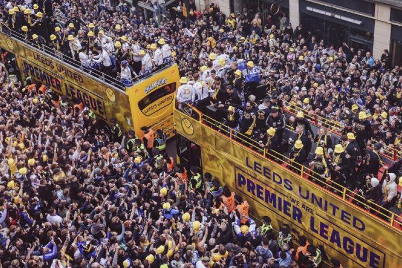 La parade des joueurs dans Leeds dans un bus à impériale pour célébrer le titre de Championship et le retour du club en Premier League. (Sébastien Boué/L'Équipe)