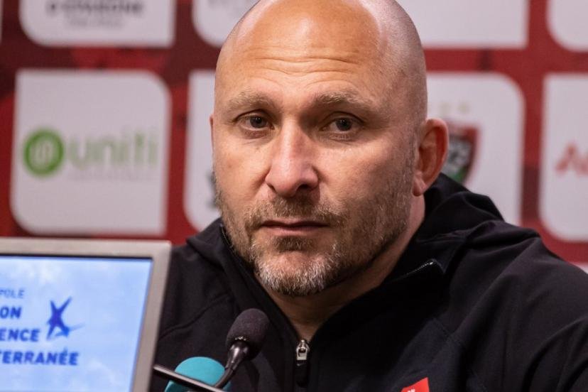 Toute la déception de Pierre Mignoni, samedi soir à Décines, après la lourde défaite de son équipe face à l'UBB. (A. Pittore/L'Équipe)