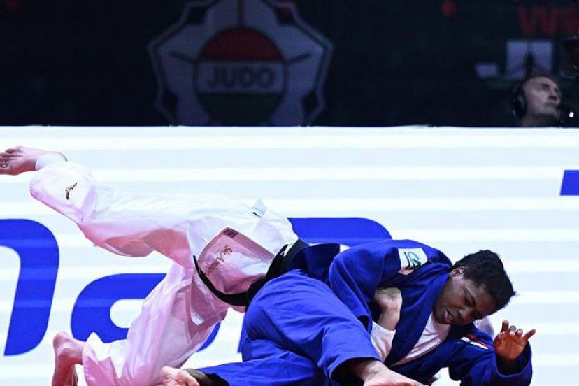 Sarah-Léonie Cysique (en bleu) s'est imposée dans le match pour la 3e place sur l'Ouzbek Shukurjon Aminova, aux Championnats du monde de Budapest. (S. Mantey/L'Équipe)