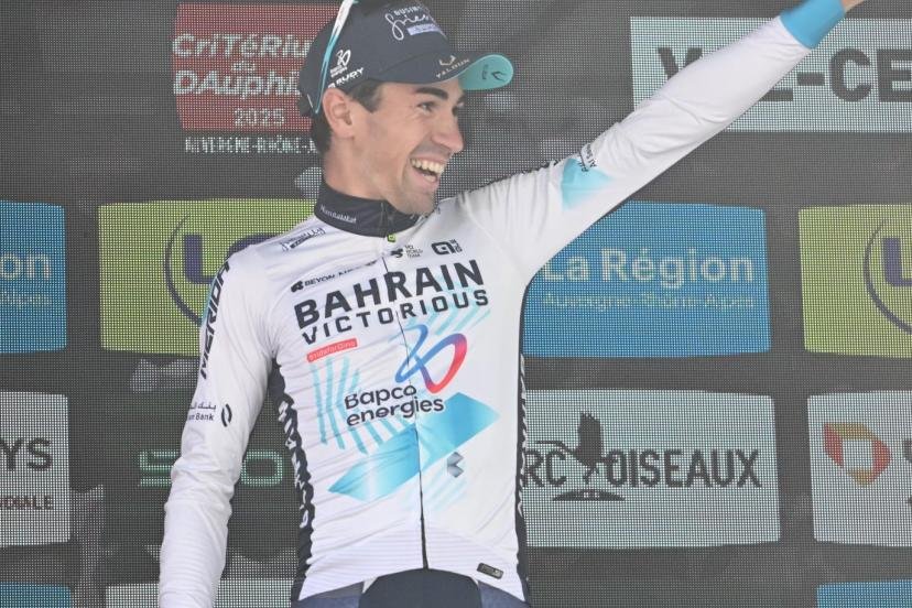 La joie de Lenny Martinez sur le podium après sa victoire lors de la 8 étape du Dauphiné, ce dimanche. (B. Papon/L'Équipe)