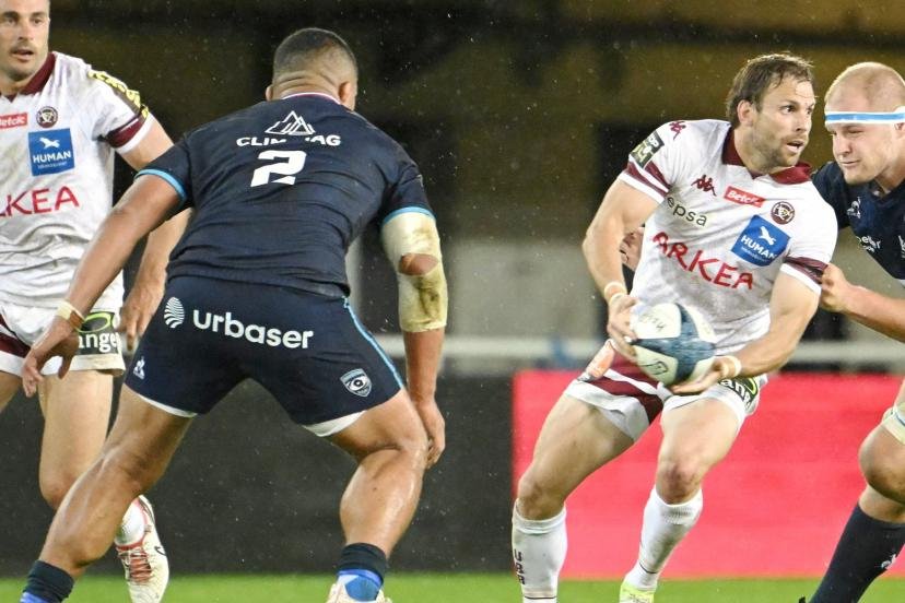 L'arrière Nans Ducuing (à gauche) et le demi de mêlée Yann Lesgourgues (à droite), ici lors de la défaite à Montpellier (46-27, le 11 mai), seront titulaires avec l'UBB, ce samedi soir, face à Vannes. (B. Papon/L'Équipe)