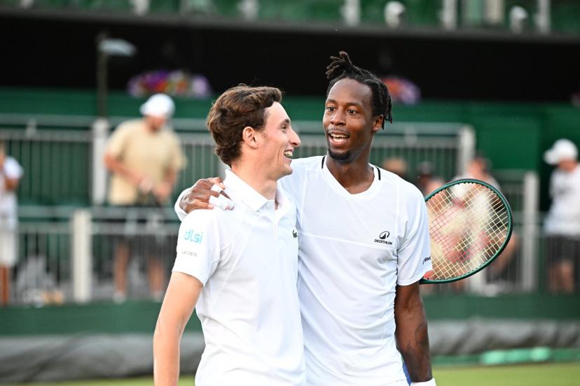 Humbert et Monfils, unis après une farouche empoignade. (P. Lahalle/L'Équipe)