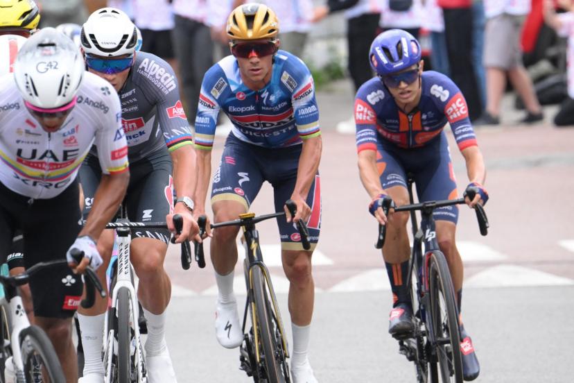 Remco Evenepoel (au centre, casque jaune) sur la deuxième étape du Tour ce lundi. (B. Papon/L'Équipe)