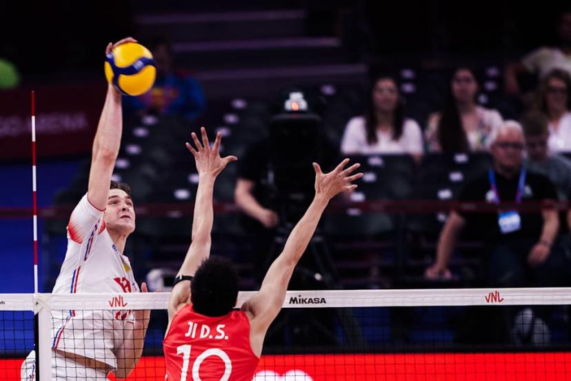 Théo Faure, à l'attaque ici face à Ji Daoshuai, a de nouveau été le meilleur marqueur des Bleus face à la Chine. (FIVB)