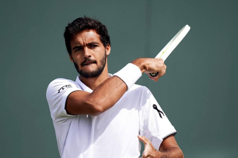 Le Portugais Francisco Cabral, battu en double au deuxième tour, portait un ruban noir sur sa manche gauche. (M. Egerton/ Ap)