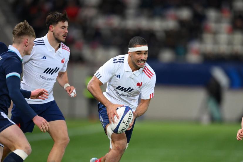 Noa Traversier (ballon en main) lors du Tournoi des 6 Nations U20. (A. Mounic/L'Équipe)