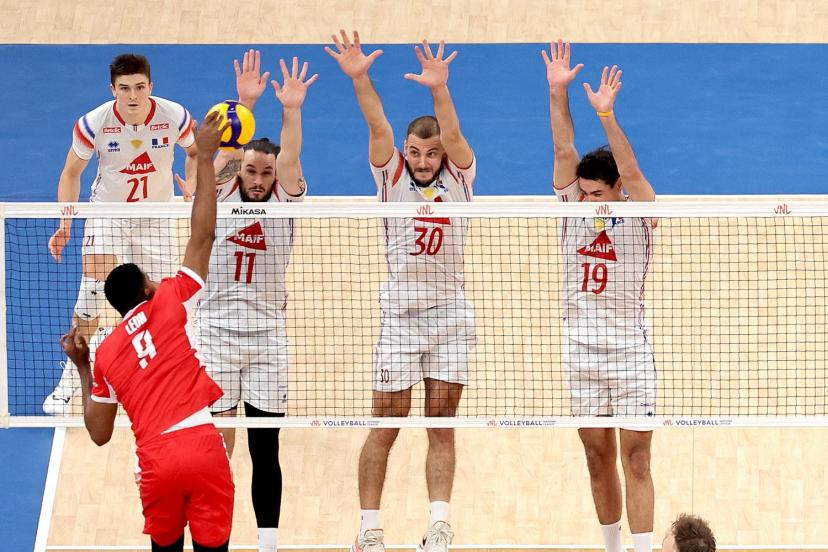 Wilfredo Leon, à l'attaque face au block français, a été l'homme fort de la Pologne. (S. Boué/L'Équipe)